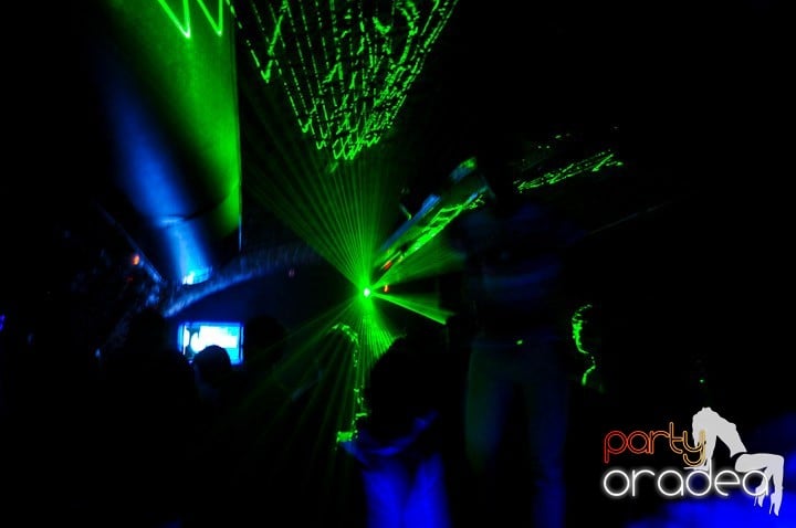 Distracţie în Club Escape, 