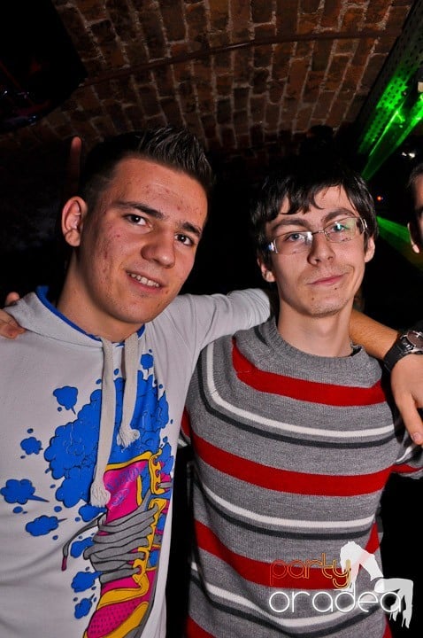 Distracţie în Club Escape, 