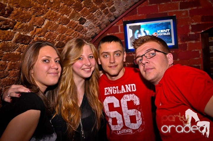 Distracţie în Club Escape, 