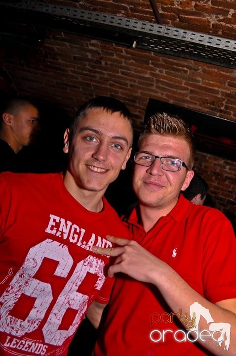 Distracţie în Club Escape, 