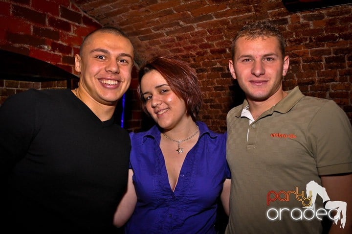 Distracţie în Club Escape, 