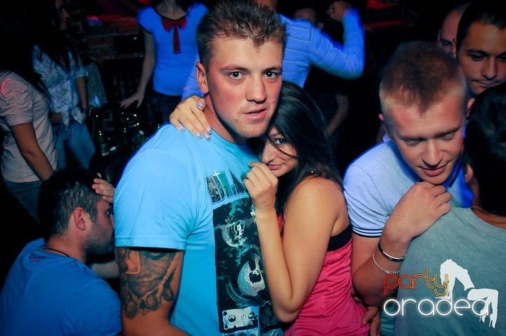 Distracţie în Club Escape, 