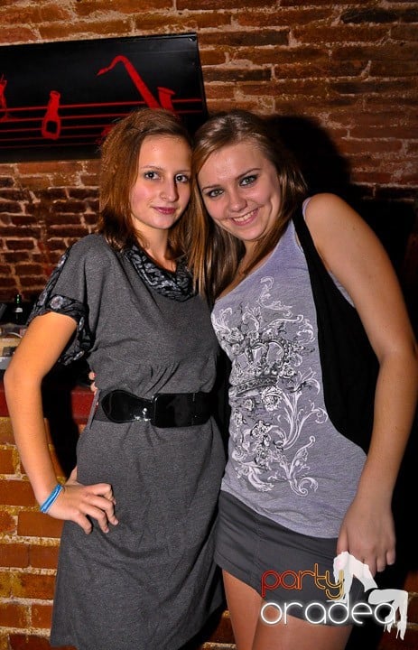 Distracţie în Club Escape, 