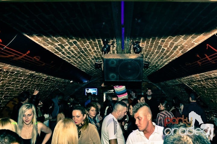 Distracţie în Club Escape, 