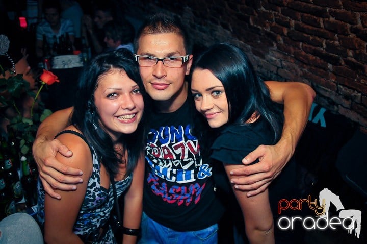 Distracţie în Club Escape, 