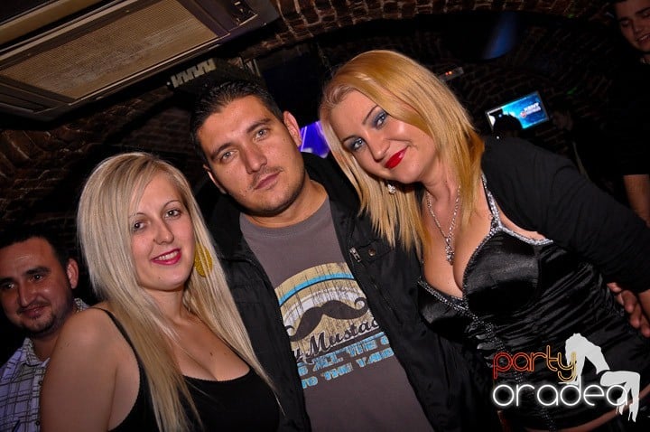 Distracţie în Club Escape, 