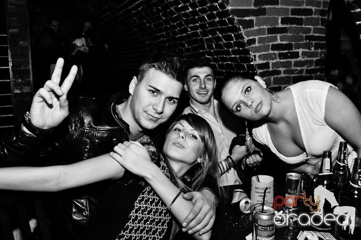 Distracţie în Club Escape, 