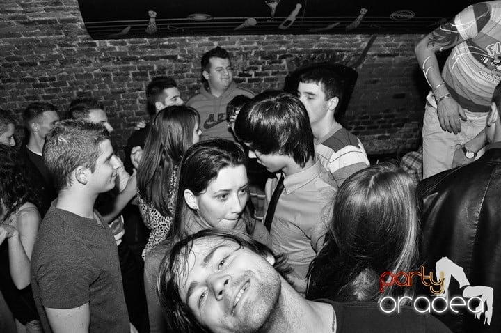 Distracţie în Club Escape, 