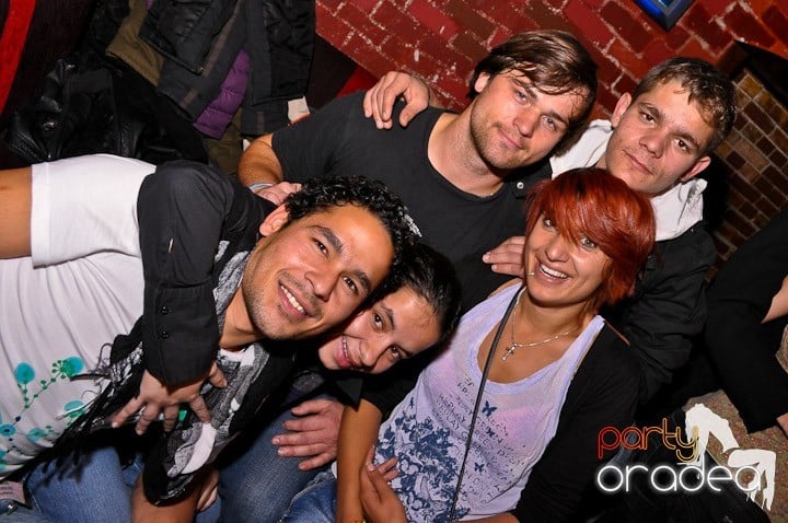 Distracţie în Club Escape, 