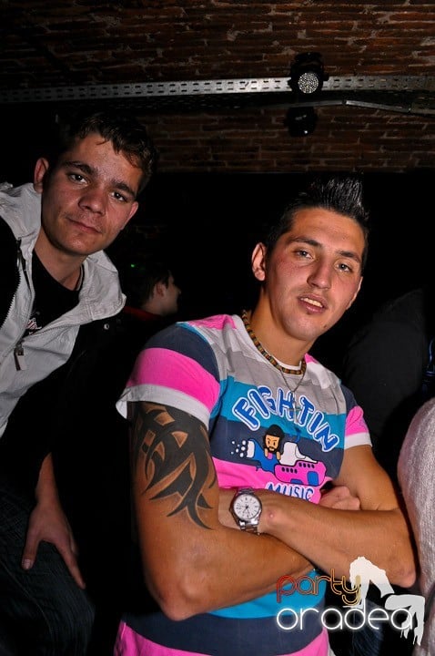 Distracţie în Club Escape, 