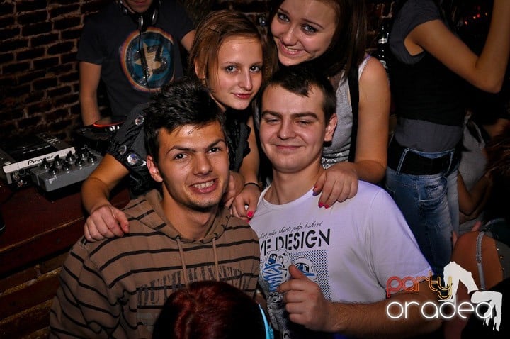 Distracţie în Club Escape, 