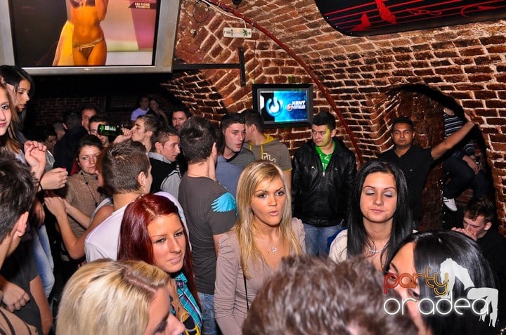 Distracţie în Club Escape, 