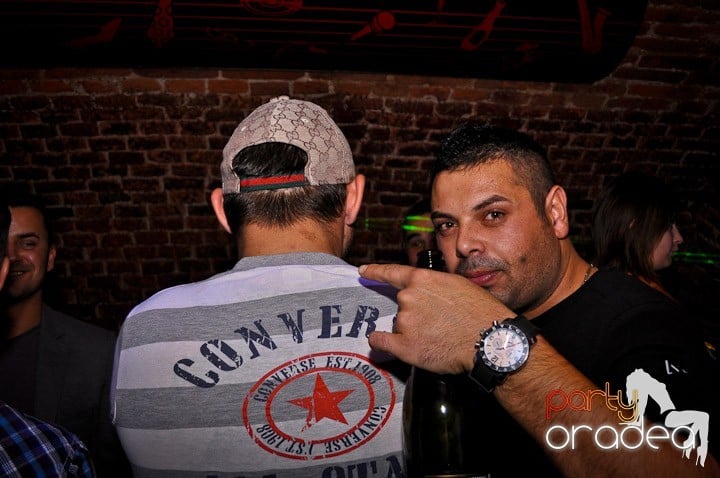 Distracţie în Club Escape, 