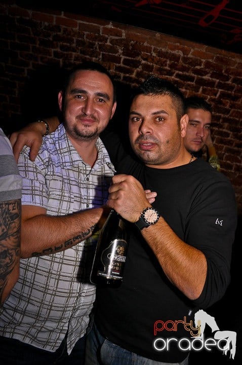 Distracţie în Club Escape, 