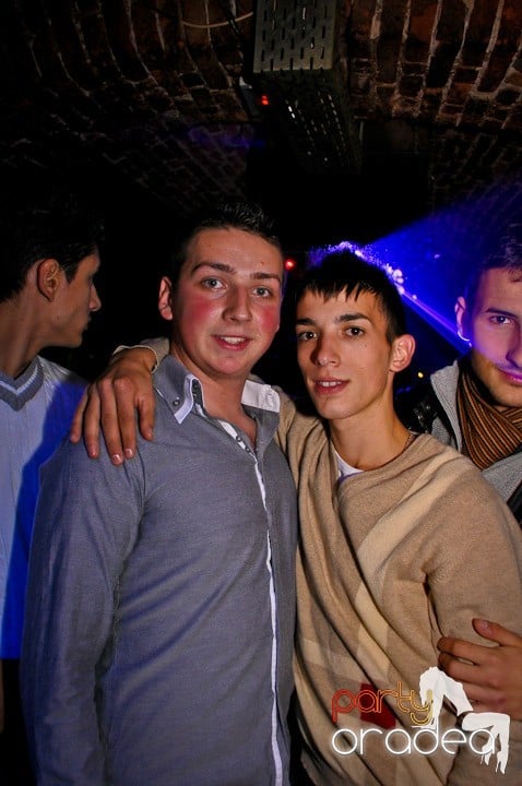 Distracţie în Club Escape, 