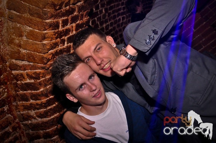 Distracţie în Club Escape, 