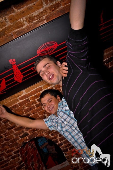 Distracţie în Club Escape, 