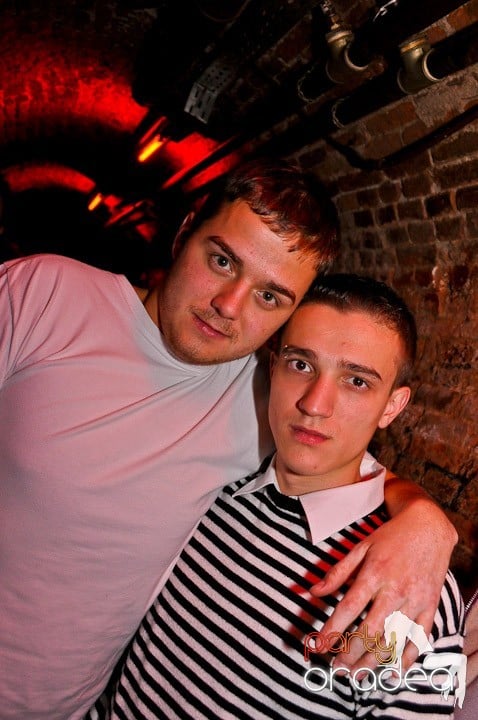 Distracţie în Club Escape, 