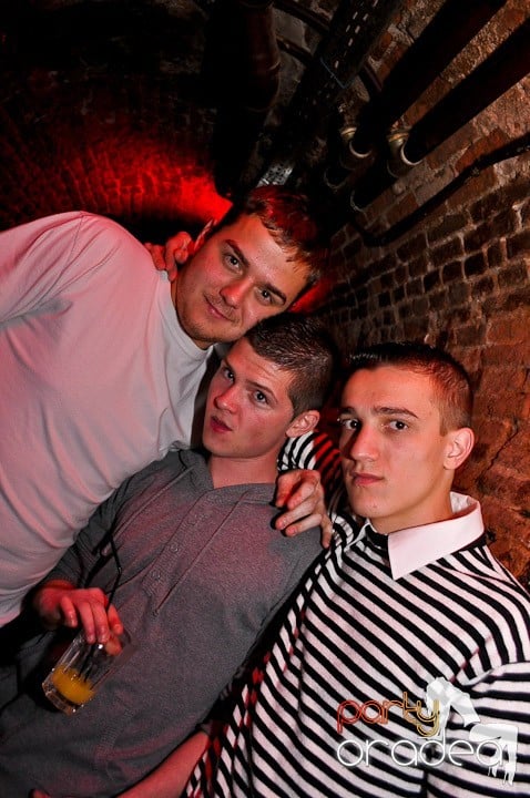 Distracţie în Club Escape, 