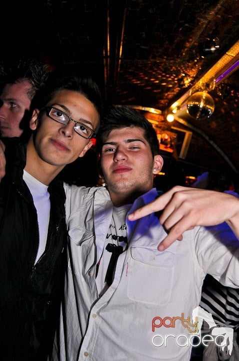 Distracţie în Club Escape, 