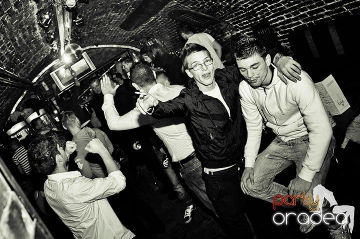 Distracţie în Club Escape, 