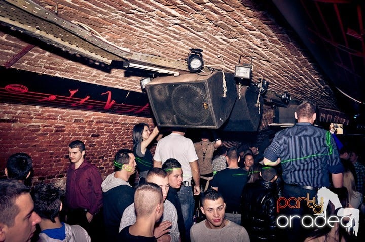 Distracţie în Club Escape, 