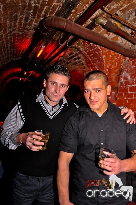 Distracţie în Club Escape, 