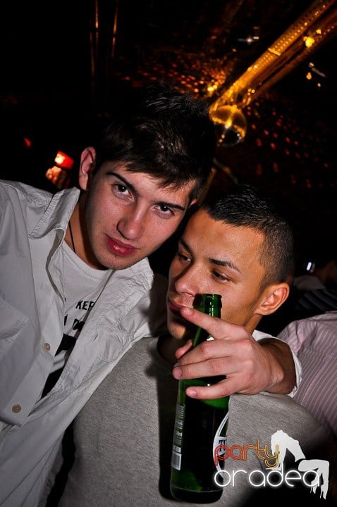 Distracţie în Club Escape, 