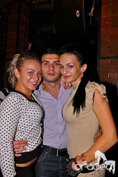 Distracţie în Club Escape, 