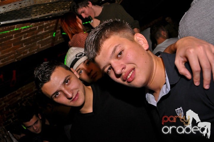 Distracţie în Club Escape, 