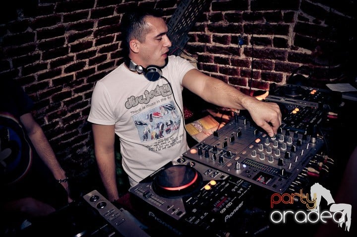 Distracţie în Club Escape, 