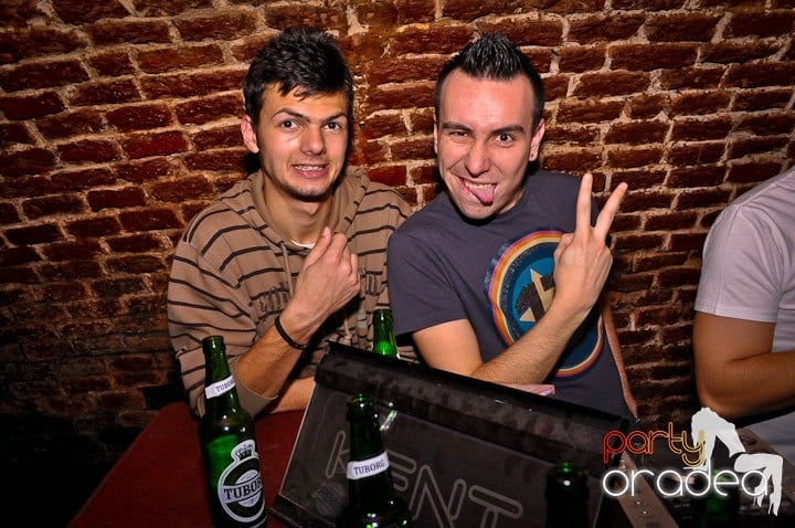 Distracţie în Club Escape, 