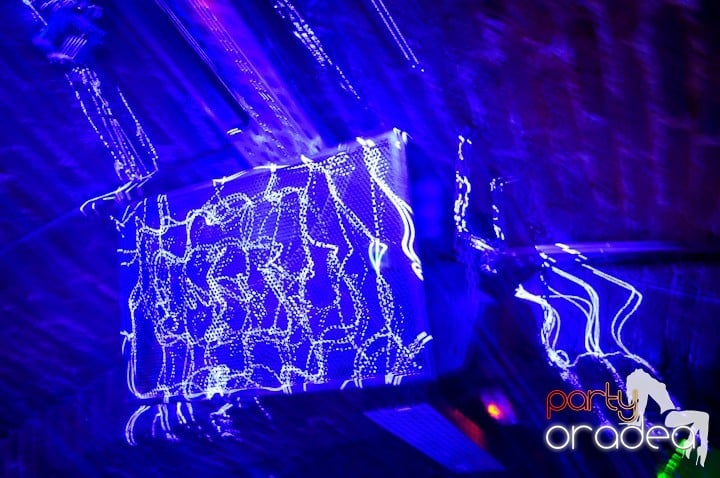 Distracţie în Club Escape, 