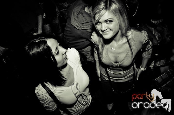 Distracţie în Club Escape, 