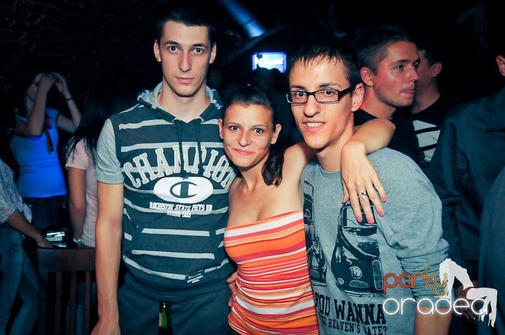 Distracţie în Club Escape, 