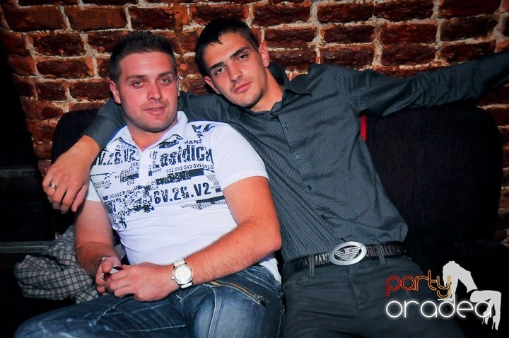 Distracţie în Club Escape, 