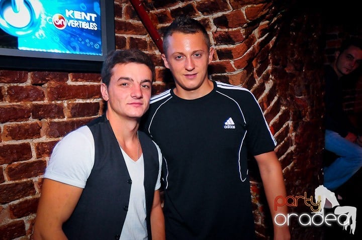 Distracţie în Club Escape, 