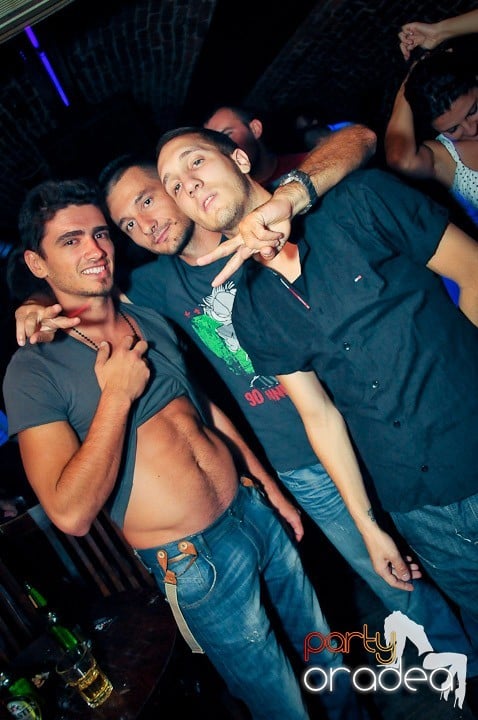 Distracţie în Club Escape, 