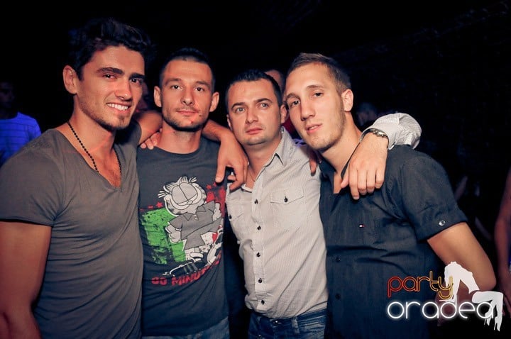 Distracţie în Club Escape, 