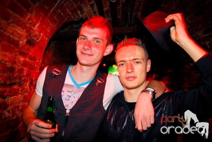 Distracţie în Club Escape, 