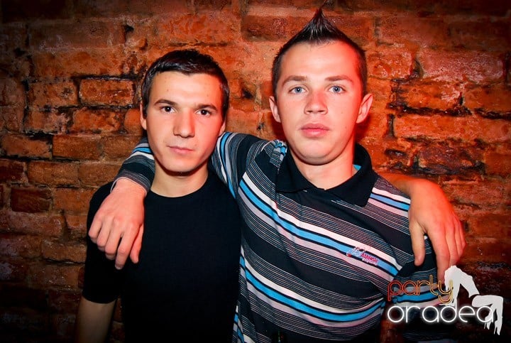 Distracţie în Club Escape, 