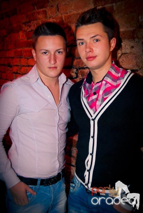 Distracţie în Club Escape, 