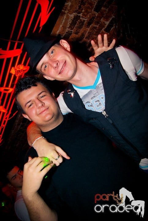 Distracţie în Club Escape, 