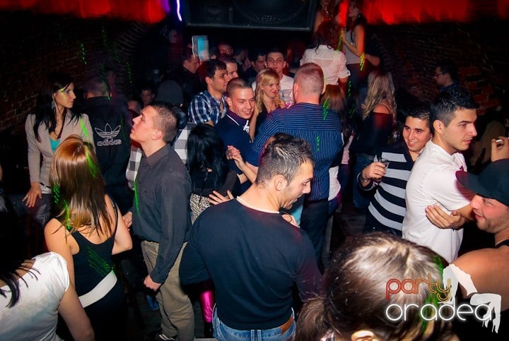 Distracţie în Club Escape, 