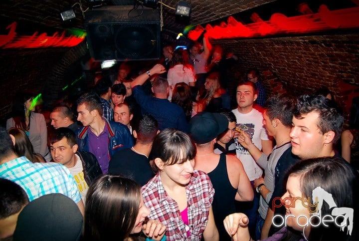 Distracţie în Club Escape, 