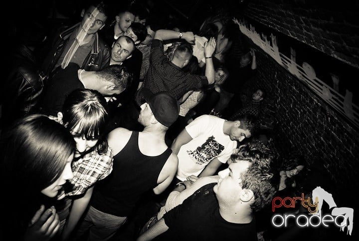 Distracţie în Club Escape, 