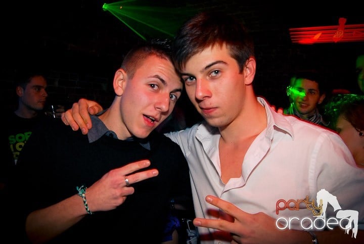 Distracţie în Club Escape, 