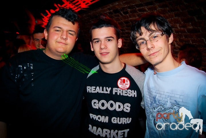 Distracţie în Club Escape, 