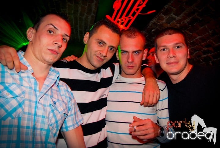 Distracţie în Club Escape, 