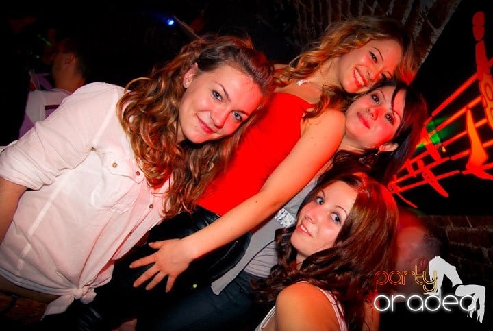 Distracţie în Club Escape, 